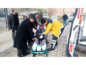 Yere düşen yaşlı adam kanlar içinde kaldı