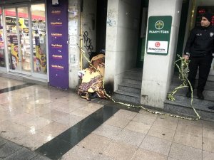 Fatih’te bir kişi kaldırımda donarak öldü