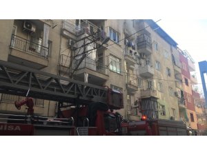 Apartman dairesinde çıkan yangın korkuttu