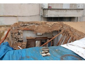 Adıyaman’da toprak ev yağmurdan çöktü