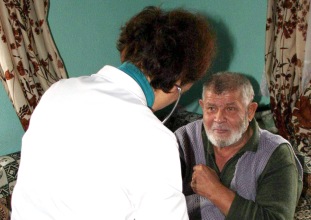 İyi olacak hastaya doktor geliyor !