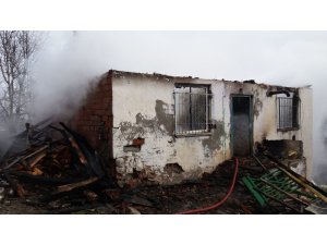 97 yaşındaki adamın evi ile birlikte 10 bin lirası da kül oldu
