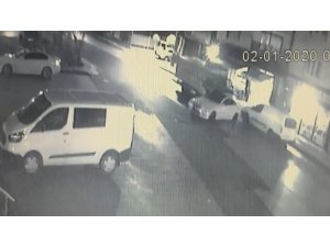 Bursa’da freni boşalan kamyonet 4 aracı biçti...O anlar kamerada