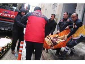 Komşuları aradı, itfaiye pencereden girip yaşlı hastayı kurtardı