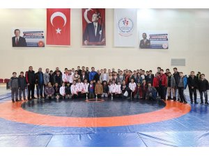 Güreşçiler birincilik için mindere çıktı
