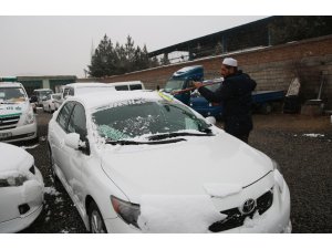 Kabil’de sokaklar beyaza büründü
