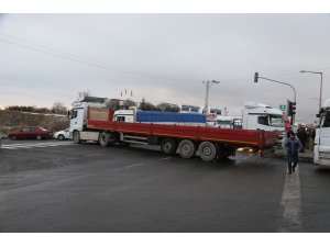 Nevşehir'de nakliyeciler kara yolunu trafiğe kapattı