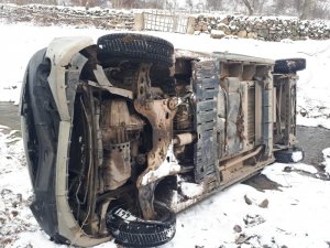Şuhut’ta minibüs dereye uçtu, 3 yaralı