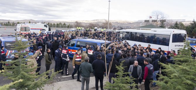 Nakliyecilerden yol kapatma eylemi