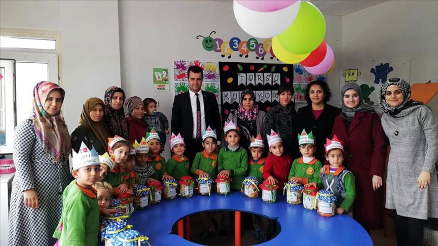 Minikler, sattıkları turşunun parasını Mehmetçiğe bağışladı