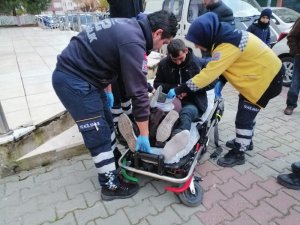 Motosiklet ara yoldan çıkan otomobile çarptı: 1 yaralı