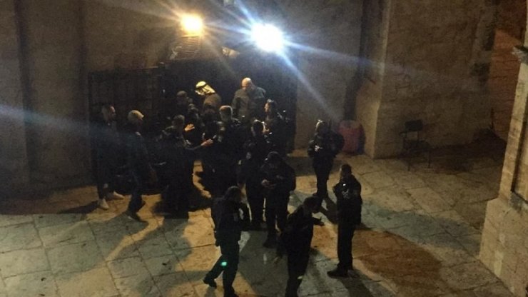 İsrail güçleri Mescidi Aksa’da namaz kılanlara saldırdı