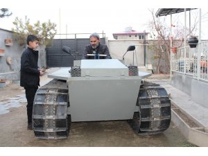 Baba oğul kafa kafaya verip paletli araç yaptılar