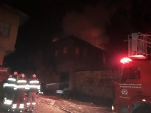 Tarsus’ta çıkan yangında 2 katlı ahşap ev küle döndü