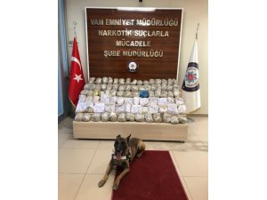 Şüphe üzerine durdurulan araçta çuval çuval eroin ele geçirildi