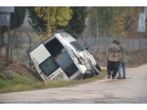 Tarım işçilerini taşıyan minibüs ile otomobil çarpıştı: 10 yaralı