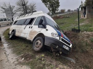 Adana’da tarım işçilerini taşıyan minibüs kaza yaptı: 9 yaralı