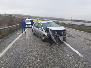 Otomobil bariyerlere çarptı