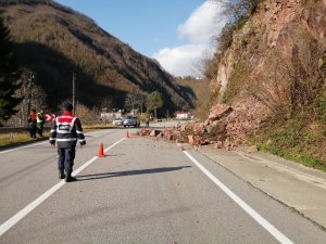 Giresun-Gümüşhane karayolunda heyelan