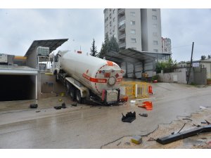 El freni çekilmeyen tanker askıda kaldı