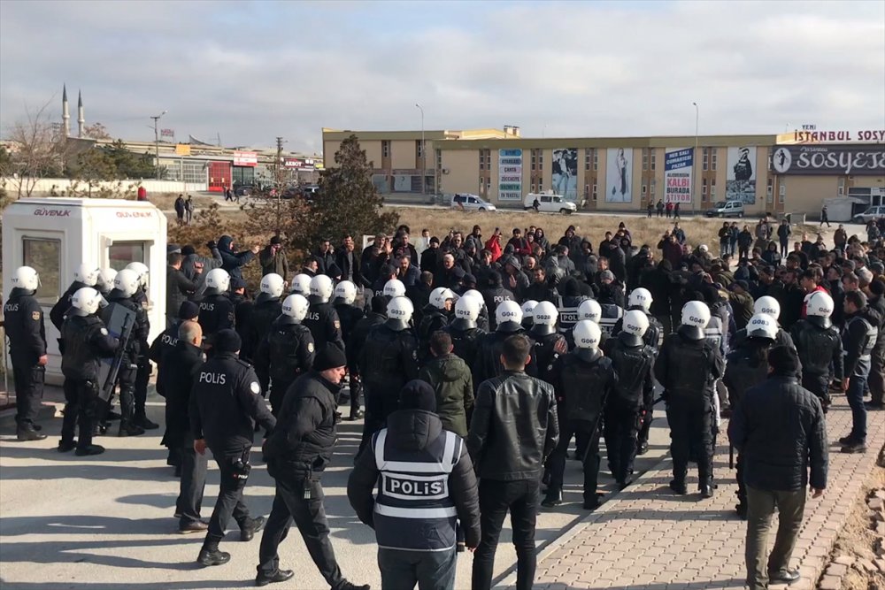 Konya'da yol kapatmak isteyen nakliyecilere polis müdahale etti