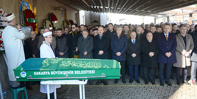 İçişleri Bakanı Soylu, Sakarya'da cenaze törenine katıldı