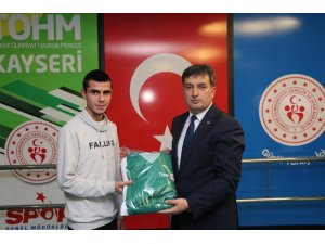 Tohm sporcularına malzeme dağıtımı yapıldı