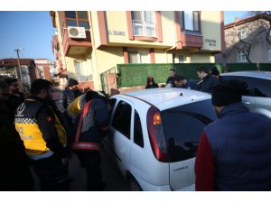 Düzce'de kilitlenen otomobilde mahsur kalan çocuk kurtarıldı