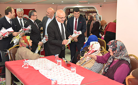 Miniklerden huzurevi ziyareti