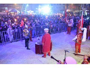 Kars'ta 10 bin kişi "Sarıkamış şehitleri"ni anmak için kar altında meşaleyle yürüdü