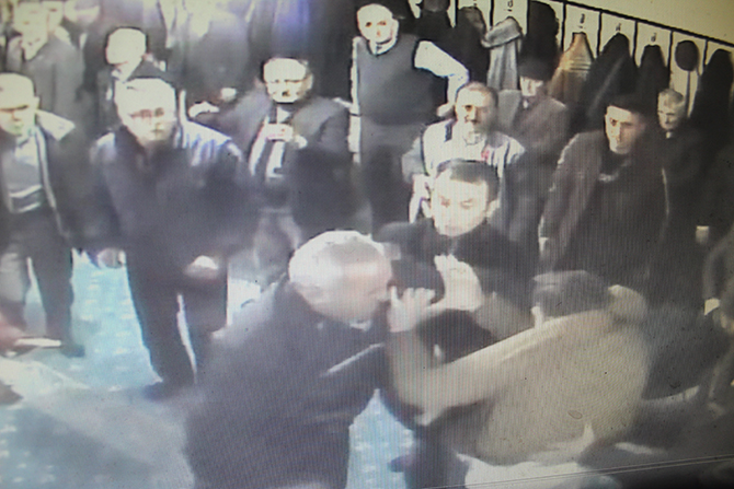 Konya'da caminin içinde tarafların birbirini darbettiği anlar güvenlik kamerasında