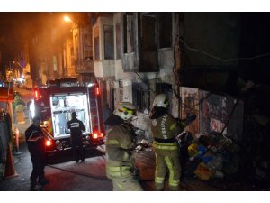 Beyoğlu’nda defalarca yanan metruk binada yangın paniği