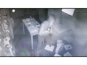 Levyeli telefon hırsızı bekçiden kaçamadı