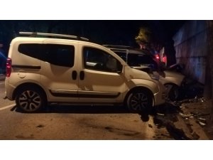 İki hafif ticari araç çarpıştı: 5 ağır yaralı