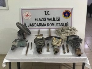 Elazığ’da defineciler, 35 metre yerin altında suçüstü yakalandı