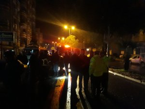Alkollü sürücü önce park halindeki araçlara ardından ağaçlara çarparak durabildi