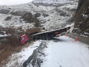 Horasan Kars karayolunda tır şarampole uçtu