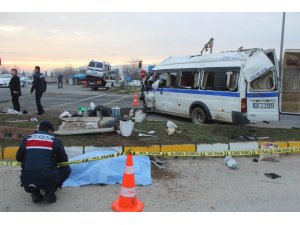 İşçi servisiyle kamyonet çarpıştı: 1 ölü, 24 yaralı