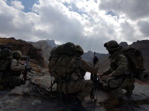 MSB: "Irak’ın kuzeyindeki Avaşin-Basyan bölgesinde eylem hazırlığında olduğu tespit edilen bölücü terör örgütü mensubu 2 PKK’lı terörist, düzenlenen hava destekli operasyonla etkisiz hale getirildi. Operasyonlarımız hız