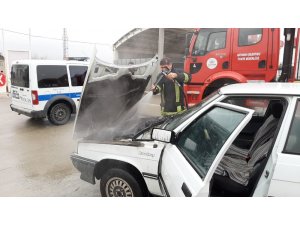Seyir halindeki otomobil yandı