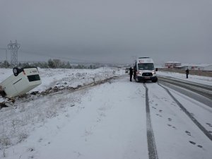 Minibüs şarampole devrildi: 2 yaralı