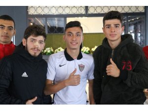 Futbolcuları taşıyan otobüs devrildi