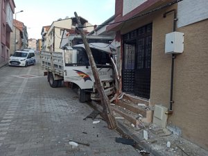 Kamyoneti çalıştırmak isterken kazaya neden oldu