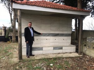 Mezarlık içindeki şadırvanın musluklarını çaldılar