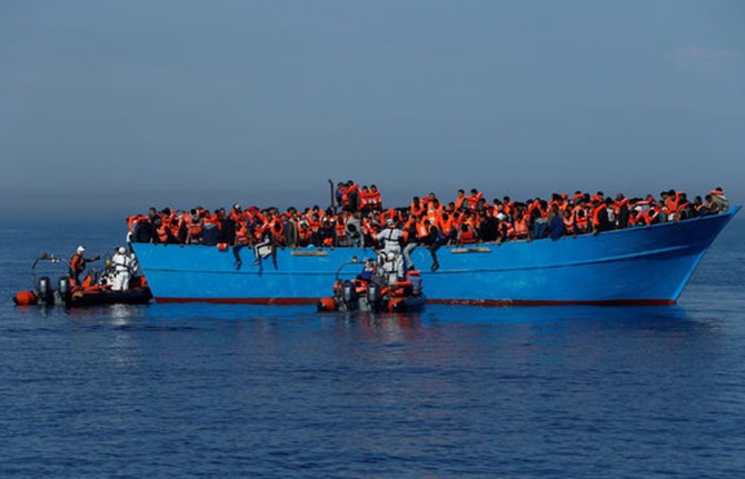 Tunus açıklarında 53 düzensiz göçmen kurtarıldı