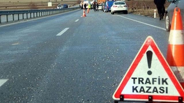 Yolcu minibüsü ile otomobil çarpıştı: 2 ölü, 12 yaralı