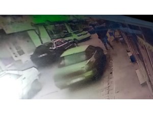 Otomobilin yayaya çarptığı anlar kamerada