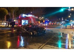 İzmir’de feci kaza... Takla atan araçtan caddeye savruldular: 2 ölü, 1 yaralı