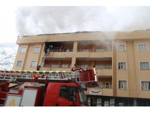 Çatı yangınına itfaiye ve TOMA’dan müdahale