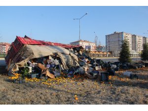 Çekiciden ayrılan sebze yüklü dorse devrildi
